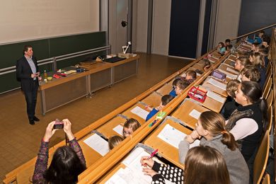 Dr. Carolin Hagl erklärt den Grundschülern den Unterschied zwischen Grund- und Hochschule