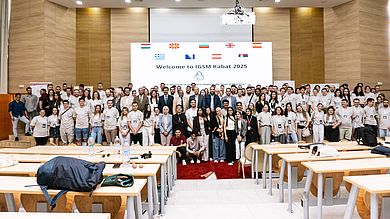 Viele Vertreterinnen und Vertreter vieler Hochschulen aus zahlreichen Ländern trafen sich in Marokko, um sich über Geodäsie auszutauschen