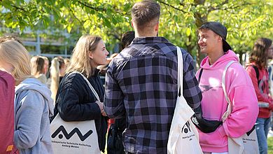 Junge Menschen am Campus