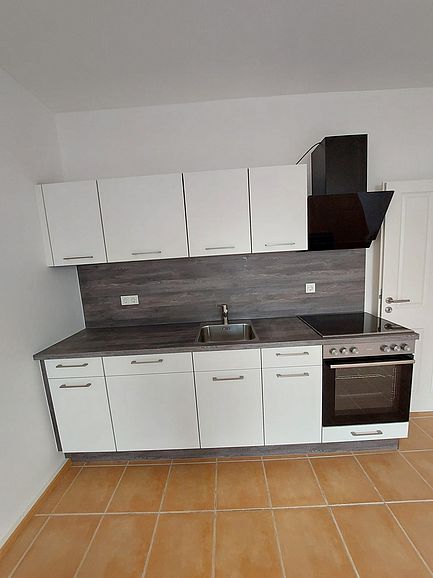 Großer amerikanischer Kühlschrank (hier nicht zu sehen)