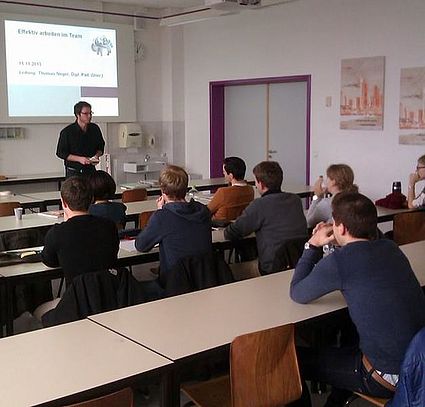 Teamarbeit ist nicht nur im Studium, sondern insbesondere im Beruf wichtig. Der Satz „Ich arbeite gern im Team“ wird dabei aber meist unreflektiert in die Bewerbungsunterlagen geschrieben. Was heißt das wirklich, Teamarbeit? Was ist überhaupt ein Te