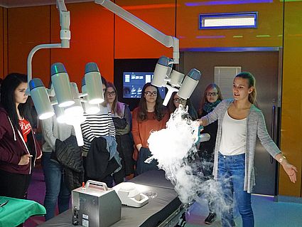 Sabine Gruber (rechts), Projektingenieurin am Campus Medizintechnik, stellt den Lehr- und Forschungs-OP vor. 