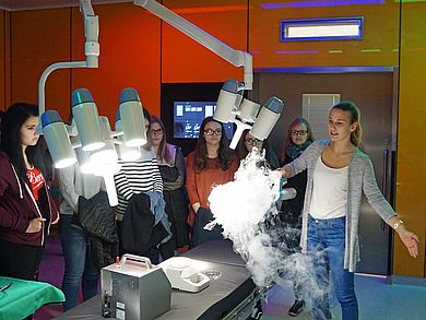 Sabine Gruber (rechts), Projektingenieurin am Campus Medizintechnik, stellt den Lehr- und Forschungs-OP vor. 