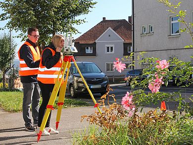 Studierende beim vermessen einer Straße