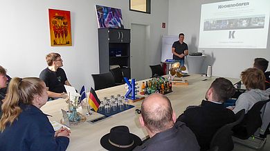 Studierende hören der Präsentation zu