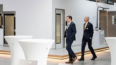 Fritsch und Bulitta besichtigen gemeinsam das neue HT Forum in Heideck (Quelle: Birgit Pechler/ HT Group)