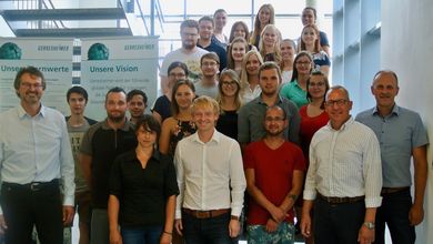 Die Studierenden mit den MitarbeiterInnen von der Gerresheimer Regensburg GmbH  und Prof. Burkhard Stolz (erste Reihe, rechts) 