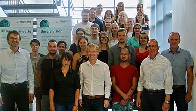 Die Studierenden mit den MitarbeiterInnen von der Gerresheimer Regensburg GmbH  und Prof. Burkhard Stolz (erste Reihe, rechts) 