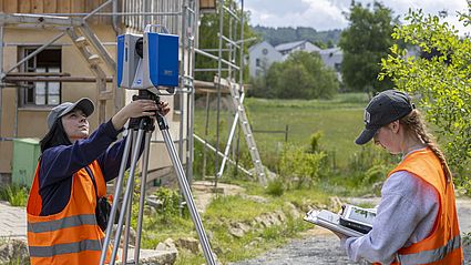 Studierende an Messgeräten