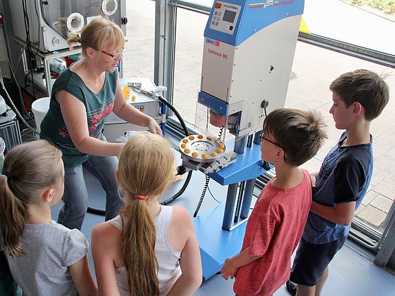 So werden Stehauf-Kreisel gemacht – die SchülerInnen im Labor der Kunststofftechnik.
