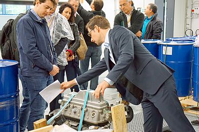 Raphael Lechner (rechts), Geschäftsführer des Kompetenzzentrums für Kraft-Wärme-Kopplung, führte die Besucher durch das KWK-Technikum.