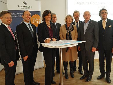 Ilse Aigner unterschreibt den über 1,8 Millionen schweren Förderbescheid für das Digitales Gründerzentrum Oberpfalz. V. li.: MdL Tobias Reiß, Alexander Rupprecht, Ilse Aigner, Prof. Dr. Udo Hebel (Präsident Universität Regensburg), Prof. Dr. Andrea