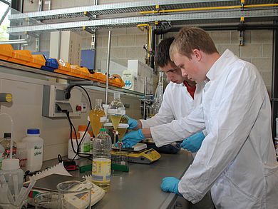 Experiment mit Öl im Labor