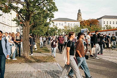 Studierende auf dem Campus