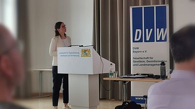 Frau Bauer bei ihrem Vortrag