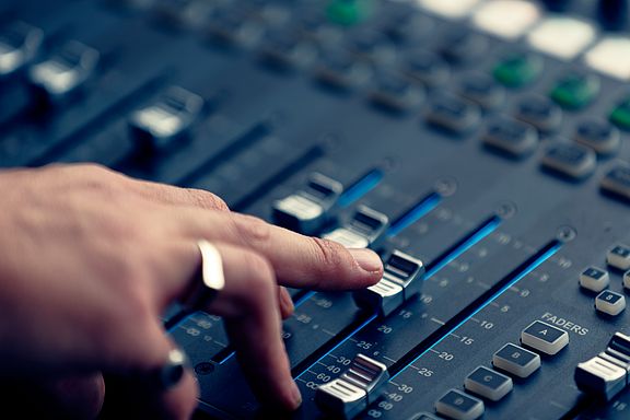 Abbildung: Mischpult Hand auf Mischpult