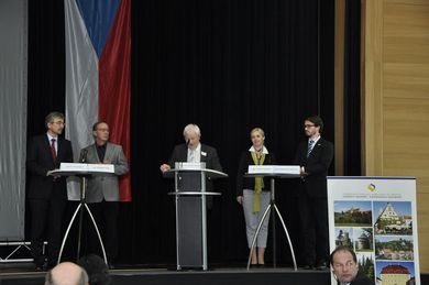 „Vorsprung durch Kooperation“ lautete das Leitthema des 3. Partnerforums der Region Pilsen und Regierungsbezirk Oberpfalz am 13. und 14. Mai 2013 in Neunburg vorm Wald. Die Konferenz zeigte, dass beide Partner sich einig darüber sind, dass insbesonde