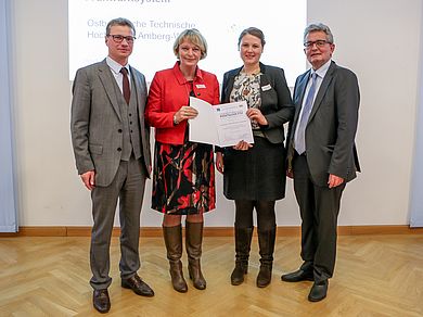 von links: Staatssekretär Bernd Sibler, Prof. Dr. Andrea Klug, Präsidentin der OTH Amberg-Weiden, und Dr. Carolin Wagner, Leiterin des Studien- und Career Service, Bertram Brossardt, Hauptgeschäftsführer der vbw