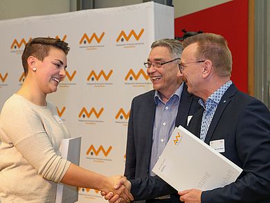 Ulrich Müller übergibt an Stipendiatin die Urkunde