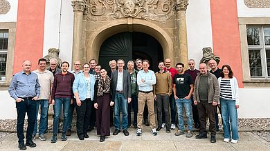 Die Teilnehmenden vor dem Klostereingang