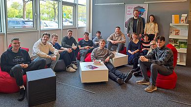 Studierende in einem Raum sitzend