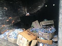 Gesammelter Müll in Pappkartonen