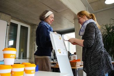 Lockerer Informationsaustausch beim ersten HochschulCafé in Amberg