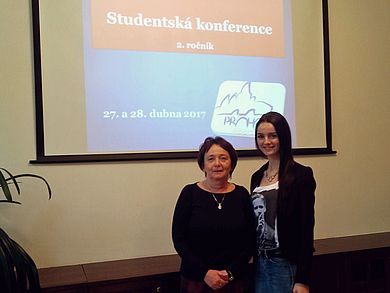 Dozentin PaedDr. Ladislava Holubová und Studentin Verena Wild