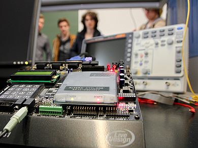 Was haben Hörgeräte, Waschmaschinen und das ABS im Auto gemeinsam? Embedded Controller. Sie stecken in nahezu jedem Antrieb und jeder Maschine. Im Labor für Mikrocomputertechnik können Studierende ihr Wissen vertiefen.