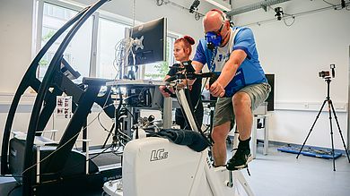 Teamchef Armin Wolf selbst setzt sich aufs Fahrrad