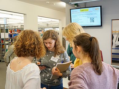 Die Campus Rallye durch die Hochschule führte auch in die Bibliothek.