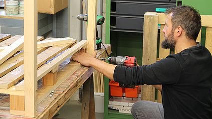 Bildhauer Christian Hiller unterstützt beim Upcycling-Workshop an der OTH AW