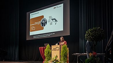 Absolventin Morena Luz aus dem Masterstudiengang Angewandte Wirtschaftspsychologie blickte auf die Herausforderungen des Studiums zurück und erinnerte daran, dass Zweifel oft Teil des Weges sind