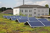 Auf dem Dach der OTH befindet sich eine Photovoltaik-Anlage.