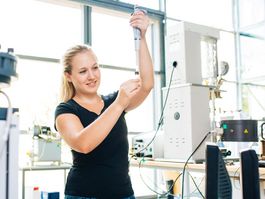 Studentin pipettiert im Labor eine Wasserprobe