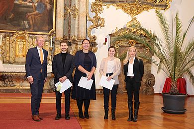 Gruppenfoto mit den ausgezeichneten Absolventinnen und Absolventen aus Weiden