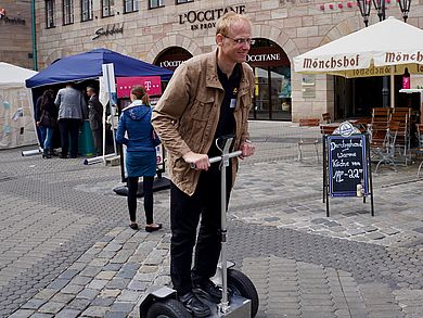 Prof. Dr.-Ing Armin Wolfram auf dem Segway der OTH Amberg-Weiden