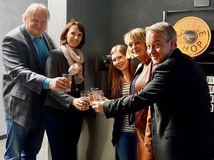 Johann Riedl, Vorstand Stadtwerke Weiden, Christine Melischko, Bereichsleitung Verwaltung Stadtwerke Weiden, Isabella Bäumler, Studierendenvertretung, Präsidenten Prof. Dr. Andrea Klug und Vizekanzler Josef Roth stoßen auf den Trinkwasserspender an.