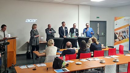 Teilnehmer diskutieren