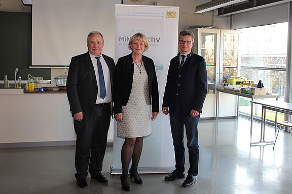 Von links: Hermann Brandl, Geschäftsführer der vbw – Vereinigung der Bayerischen Wirtschaft e. V., Bezirksgruppe Oberpfalz, Prof. Dr. Andrea Klug, Präsidentin der OTH Amberg-Weiden, Staatssekretär Bernd Sibler