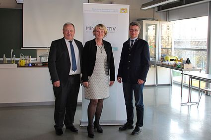 Von links: Hermann Brandl, Geschäftsführer der vbw – Vereinigung der Bayerischen Wirtschaft e. V., Bezirksgruppe Oberpfalz, Prof. Dr. Andrea Klug, Präsidentin der OTH Amberg-Weiden, Staatssekretär Bernd Sibler