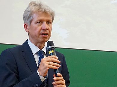 Prof. Dr. Clemens Bulitta leitet das Institut für Medizintechnik und moderierte als Gastgeber den Kaminabend. 