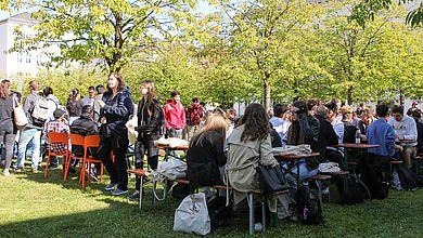 Studienangängerinnen und -anfänger beim Imbiss auf dem Campus