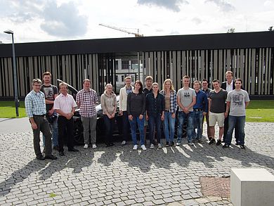 Studierende der Vorlesung Alternative Fahrzeugantriebe mit Herrn Xaver Trinkerl, dritter von rechts