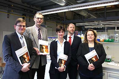 Vizepräsident Prof. Dr. Alfred Höß, Prof. Dr. Peter Kurzweil, Dr. Veronika Wiesmet, M.A. Michael Tschapka und Andrea Breitschaft präsentieren den Forschungsbericht 2017