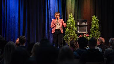 Christiane Hellbach bei der Begrüßung