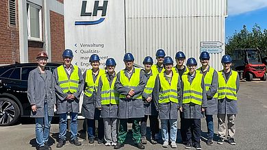Gruppenfoto auf dem Firmengelände