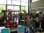 Interessierte verfolgen gespannt dem Experiment Im Automatisierungstechnik Labor