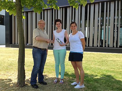 Ramona Damberger, Studiengang Handels- und Dienstleistungsmangement hat am 08 Juli 2013 die 1000te Bachelorarbeit (fortlaufend seit Beginn der Hochschule, früher Diplomarbeit) zum Thema:  "Portfoliooptimierung mit dem Conditional Value at Risk (CVaR) - e