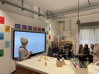 Die Studierenden erfuhren wie die OTH Amberg-Weiden ihr modernes Innovationsbüro nutzt